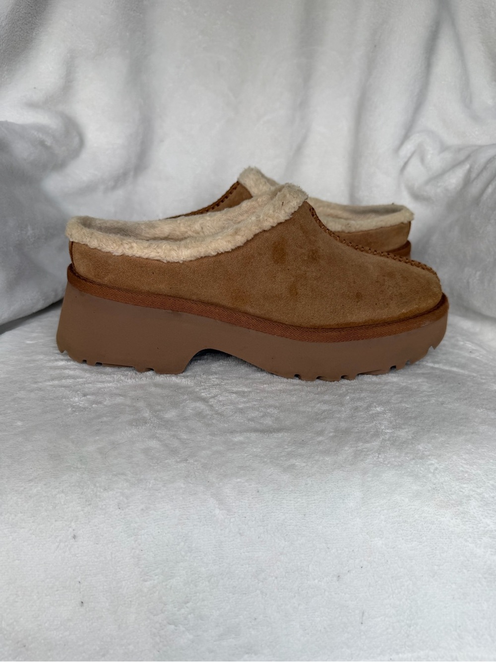 UGG SUEDE/ WOOL 2" NEW HEIGHTS COZY CLOG PLATFORM SHOES, WOMEN US 10/ EUR 41.